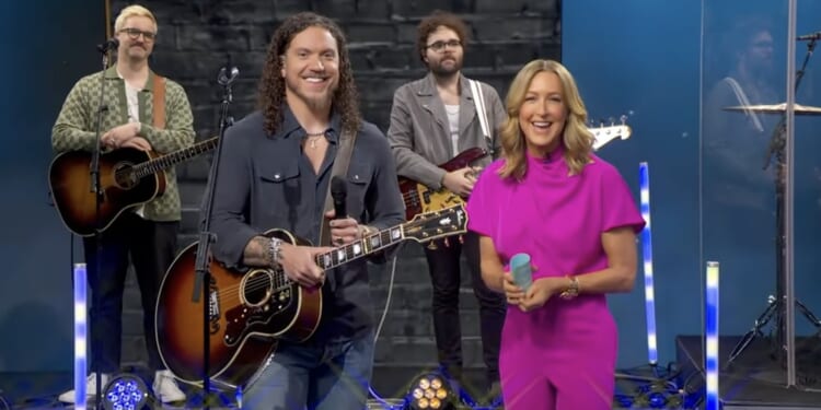 Brandon Lake sings 'Hard Fought Hallelujah' on GMA