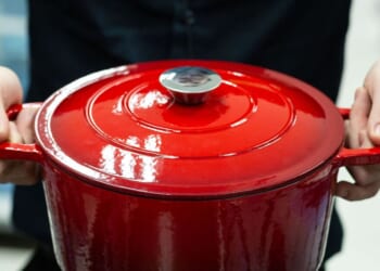 Burnt cooking pots will sparkle like new if you clean them with two simple ingredients