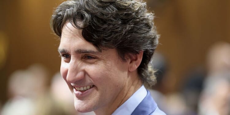 Conservative media outlet confronts Trudeau in Davos with questions on COVID, abuse of power