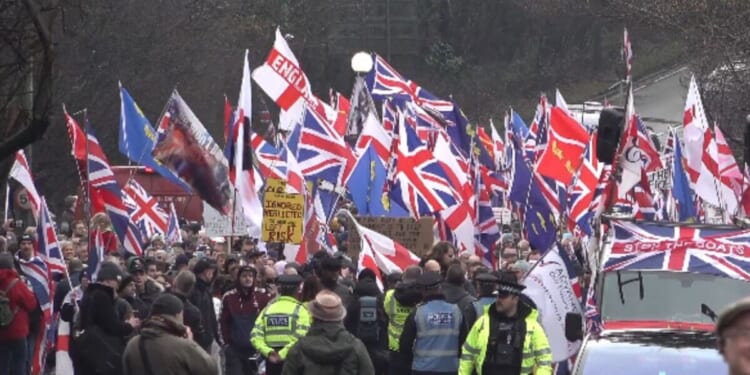 Crowborough migrant protest LIVE: Huge crowd descends on army camp housing asylum seekers | UK | News