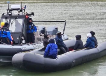 France finally intercepts a migrant boat - after years of crossings | Politics | News