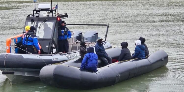 France finally intercepts a migrant boat - after years of crossings | Politics | News