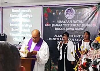 Indonesian church celebrates Christmas despite pressure to cancel