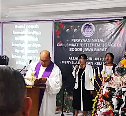 Indonesian church celebrates Christmas despite pressure to cancel