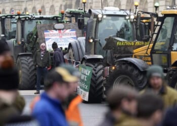 Labour issued warning as farmers stage protest outside major conference | Politics | News