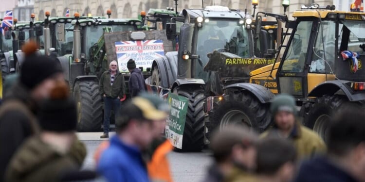 Labour issued warning as farmers stage protest outside major conference | Politics | News