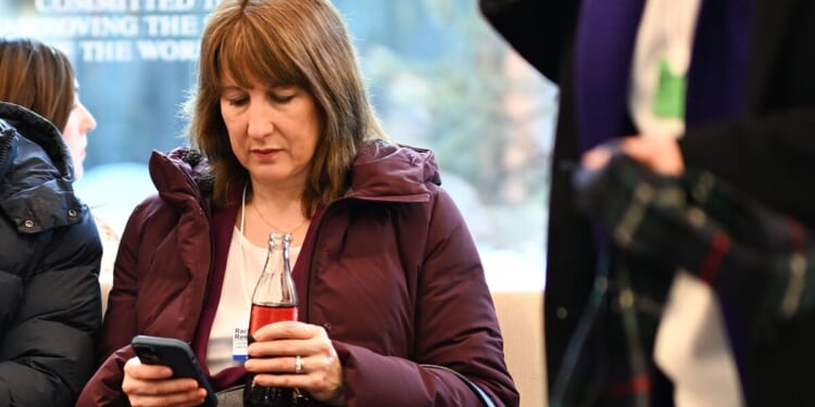 'Lambs to the slaughter' hotel bosses forced to beg Reeves over 'hamme | UK | News