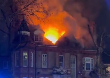 Lewisham fire LIVE: Huge plume of smoke billows into sky as residents told 'close doors' | UK | News