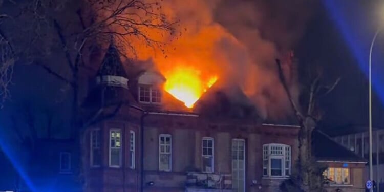 Lewisham fire LIVE: Huge plume of smoke billows into sky as residents told 'close doors' | UK | News