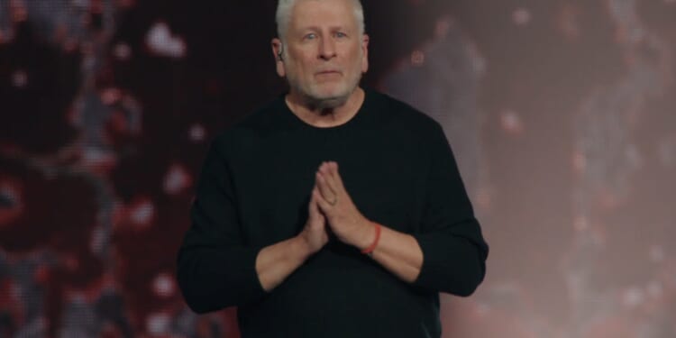Louie Giglio calls Passion 2026 students to lifelong devotion