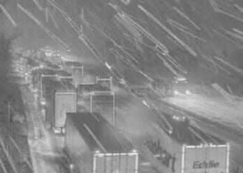 M1 crash :Lorry smash in Storm Goretti heavy snow shuts lanes | UK | News