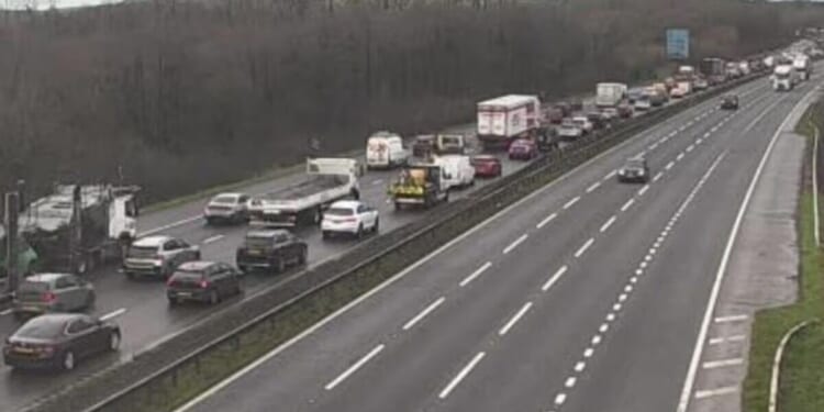 M4 traffic LIVE: Chaos on major motorway with lorry 'on its side' | UK | News