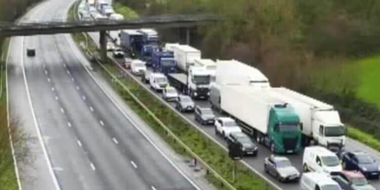 M5 traffic LIVE: Serious crash sparks closure of all lanes as police rush to area | UK | News