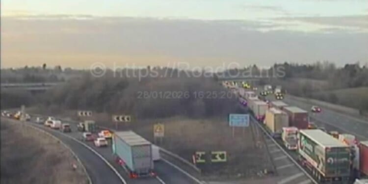 M6 traffic: 'Serious crash' stops cars in both directions | UK | News