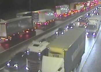 M62 traffic LIVE: Chaos on major motorway as 'broken down machinery' sparks delays | UK | News
