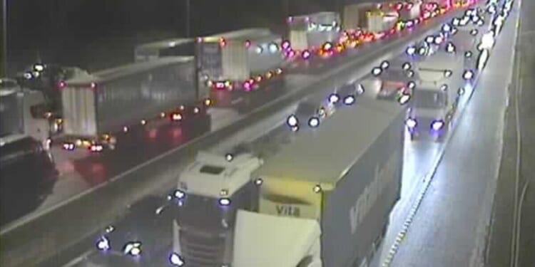 M62 traffic LIVE: Chaos on major motorway as 'broken down machinery' sparks delays | UK | News