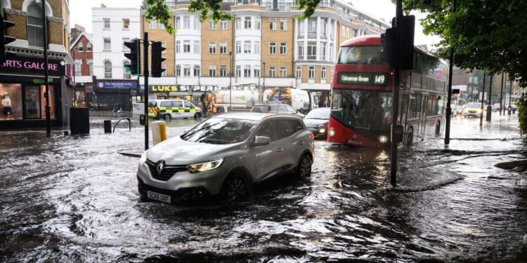 Met Office issues 31 hour flood warning for 23 areas in UK - full list | Weather | News
