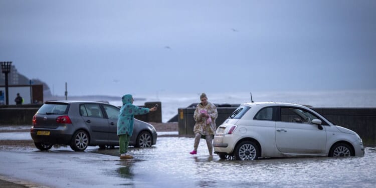 Met Office issues flood warning in 9 areas with 11cm set to fall - full list | Weather | News