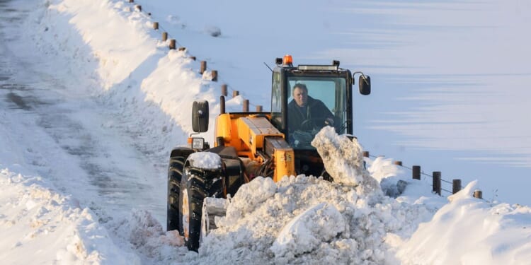 Met Office urges drivers to keep this item in the car until Wednesday | Weather | News
