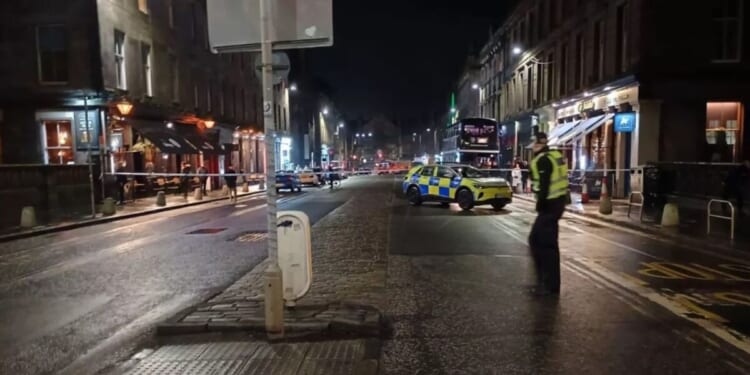 Officers swarm Edinburgh centre and lock down street | UK | News