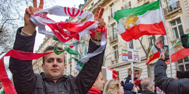 Protests against Iran’s regime continue over weekend, leaving hundreds dead