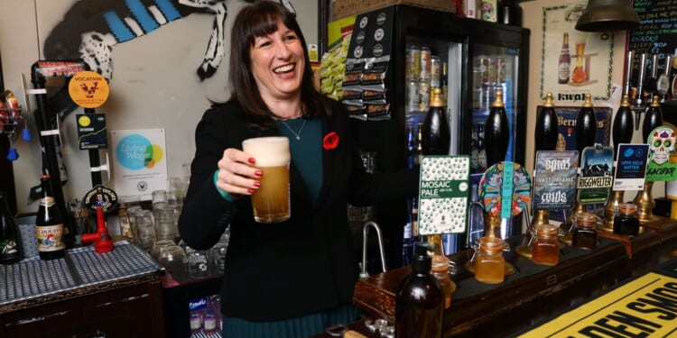 Pubs protest against Labour tax hike that threatens to close them down | Politics | News