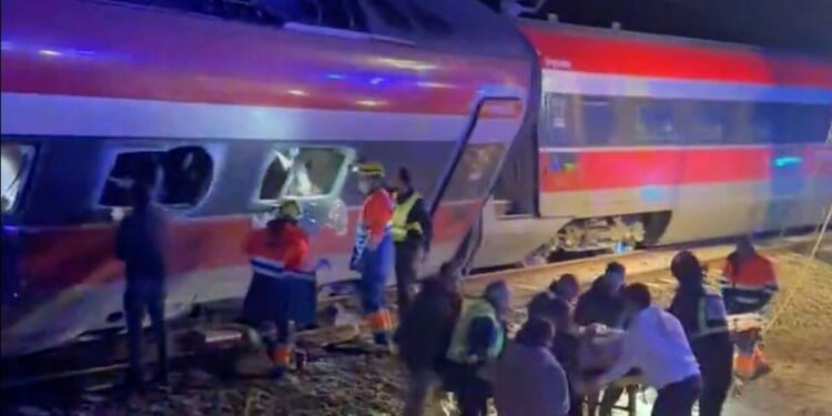 Spain train crash leaves 21 dead and 100 injured | UK | News