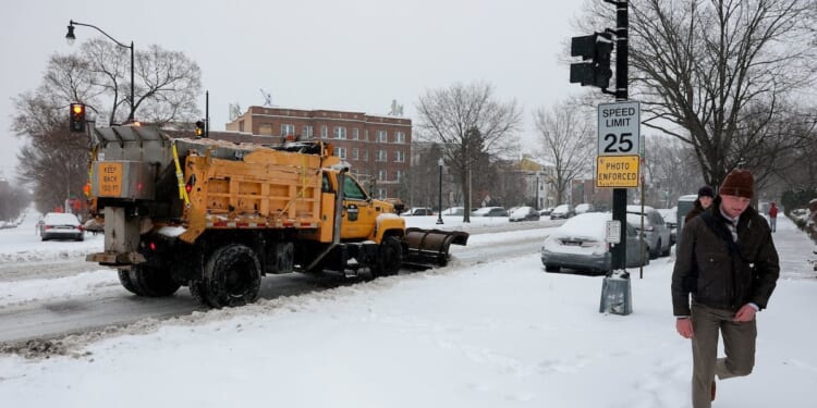 Winter Storm Leaves 800,000 Without Power, Forces 10,000 Flight Cancellations