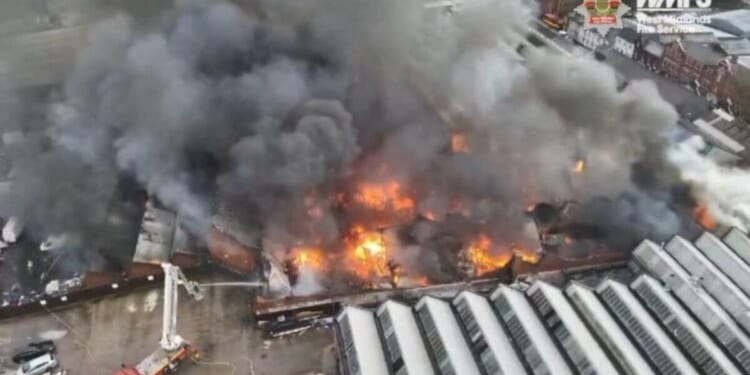 Wolverhampton fire LIVE: Thick black smoke seen from miles as 'explosi | UK | News