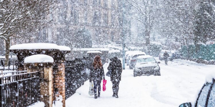 Snow forecast maps show 90% of UK buried as 4 day blizzard hits - 52cm of snow | Weather | News