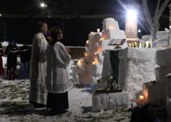 University students attend outdoor Mass at chapel built out of snow in Charlotte diocese