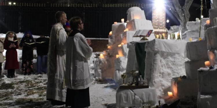 University students attend outdoor Mass at chapel built out of snow in Charlotte diocese