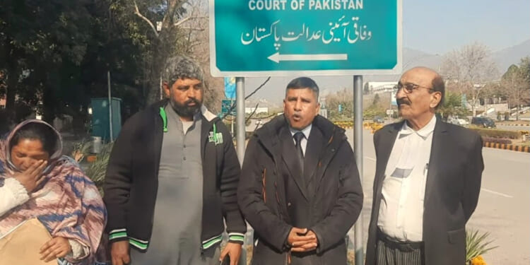 Pakistan court gives Muslim kidnapper custody of Christian girl