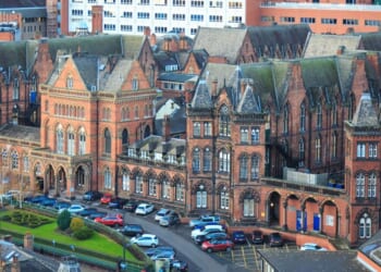Armed police swarm Leeds General Infirmary as man injured in 'shooting' | UK | News