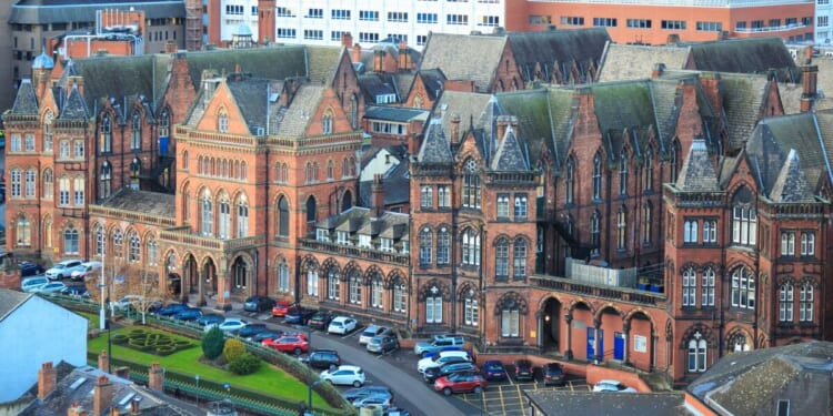 Armed police swarm Leeds General Infirmary as man injured in 'shooting' | UK | News