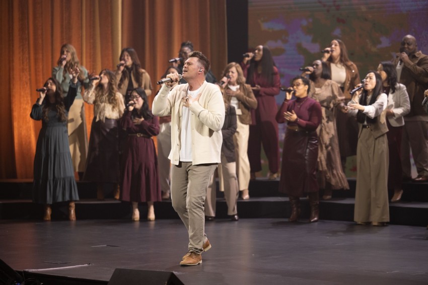 Brad Hudson and the Brooklyn Tabernacle Choir perform