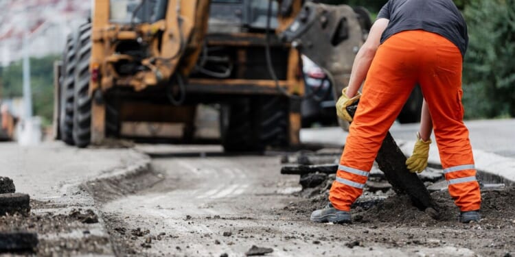 Busy commuter UK motorway shut due to 'major spill' | UK | News