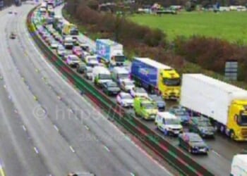 M1 traffic LIVE: Motorway closed after crash near Northampton at J16 and J17 | UK | News