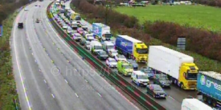 M1 traffic LIVE: Motorway closed after crash near Northampton at J16 and J17 | UK | News