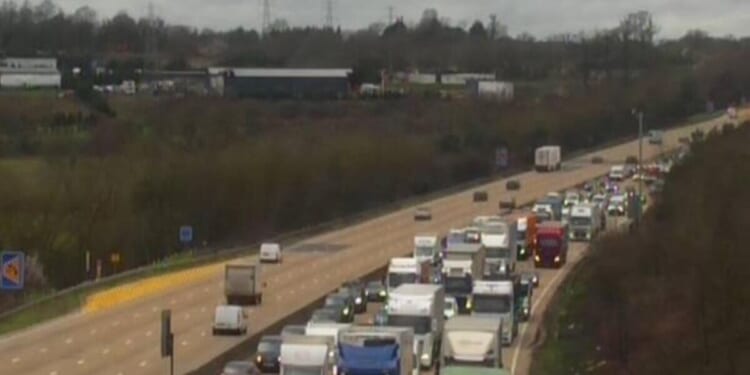 M25 traffic LIVE: Police swarm area after serious crash as all lanes shut down | UK | News