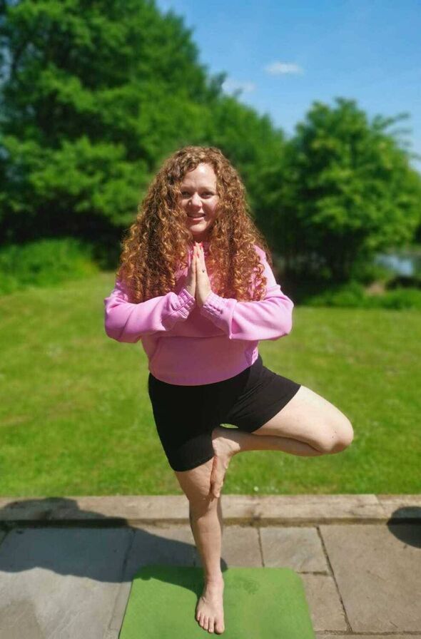 Yasmin Neves in a yoga pose