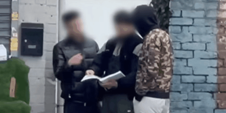 Illegal vape shops caught handing free vapes to children for 'sexual favours' in new epidemic