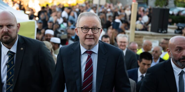 Australian PM chased out of mosque by angry crowd | World | News