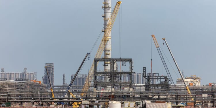 Abu Dhabi LIVE: Explosion rocks UAE near Ruwais complex as Iran continues strikes | World | News