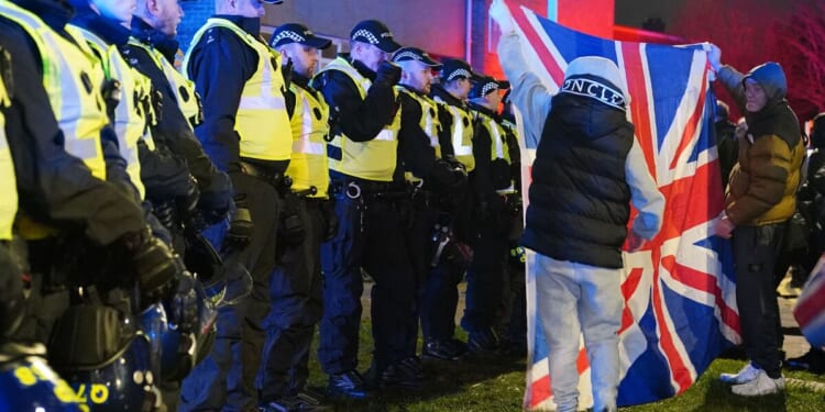 Anti-migrant protest erupts outside block of flats after two injured in Edinburgh | UK | News