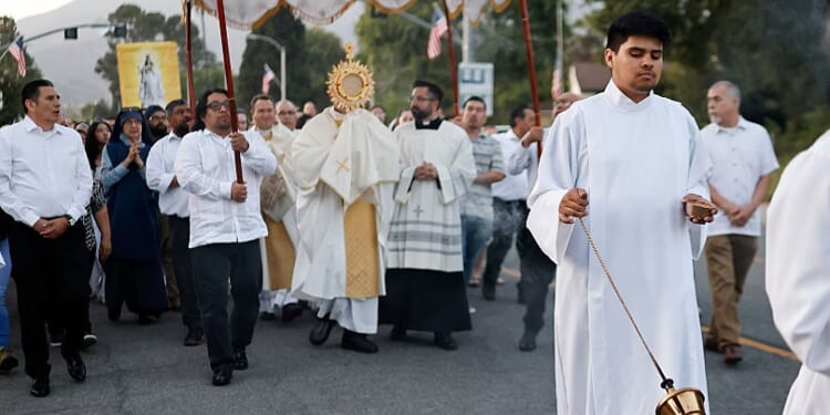 Archdiocese responds to pastor's ‘idolatrous’ rant by encouraging Eucharistic processions