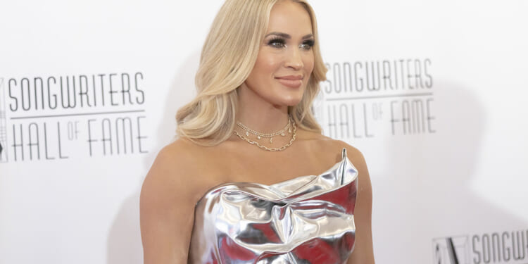 Carrie Underwood faces boos, jeers from 'American Idol' fans: 'Boo me. I don't care.'