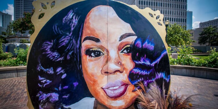 DOJ seeks to drop charges against officers in Breonna Taylor warrant case