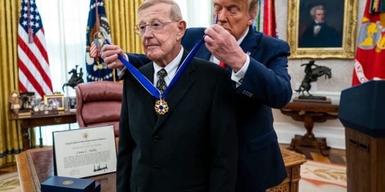 Former Notre Dame coach, devoted Catholic Lou Holtz dies at age 89