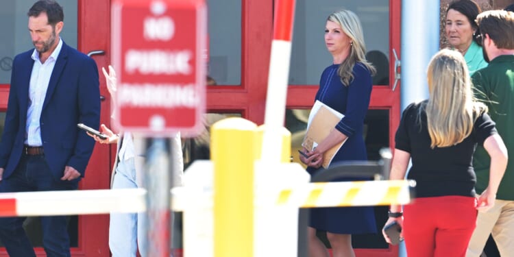 Judge Halts ICE Requiring 7-Day Notice for Lawmakers